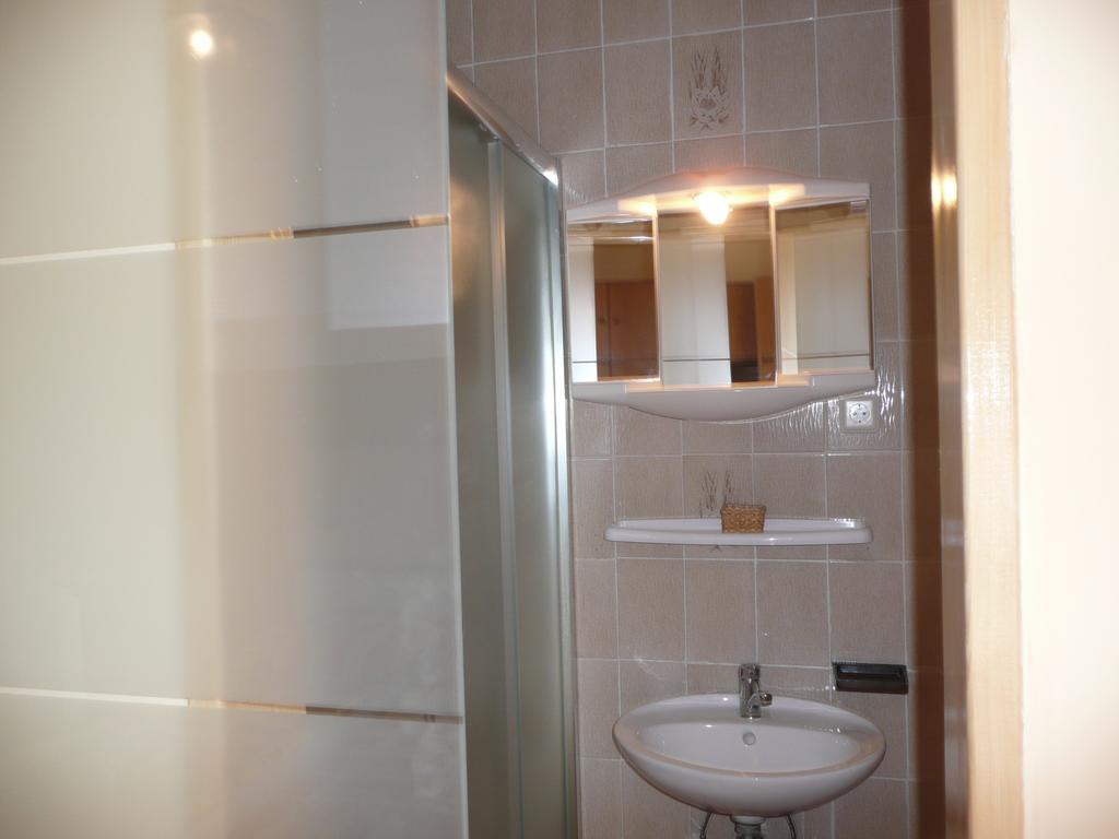 Guesthouse Mira Rab Town Chambre photo