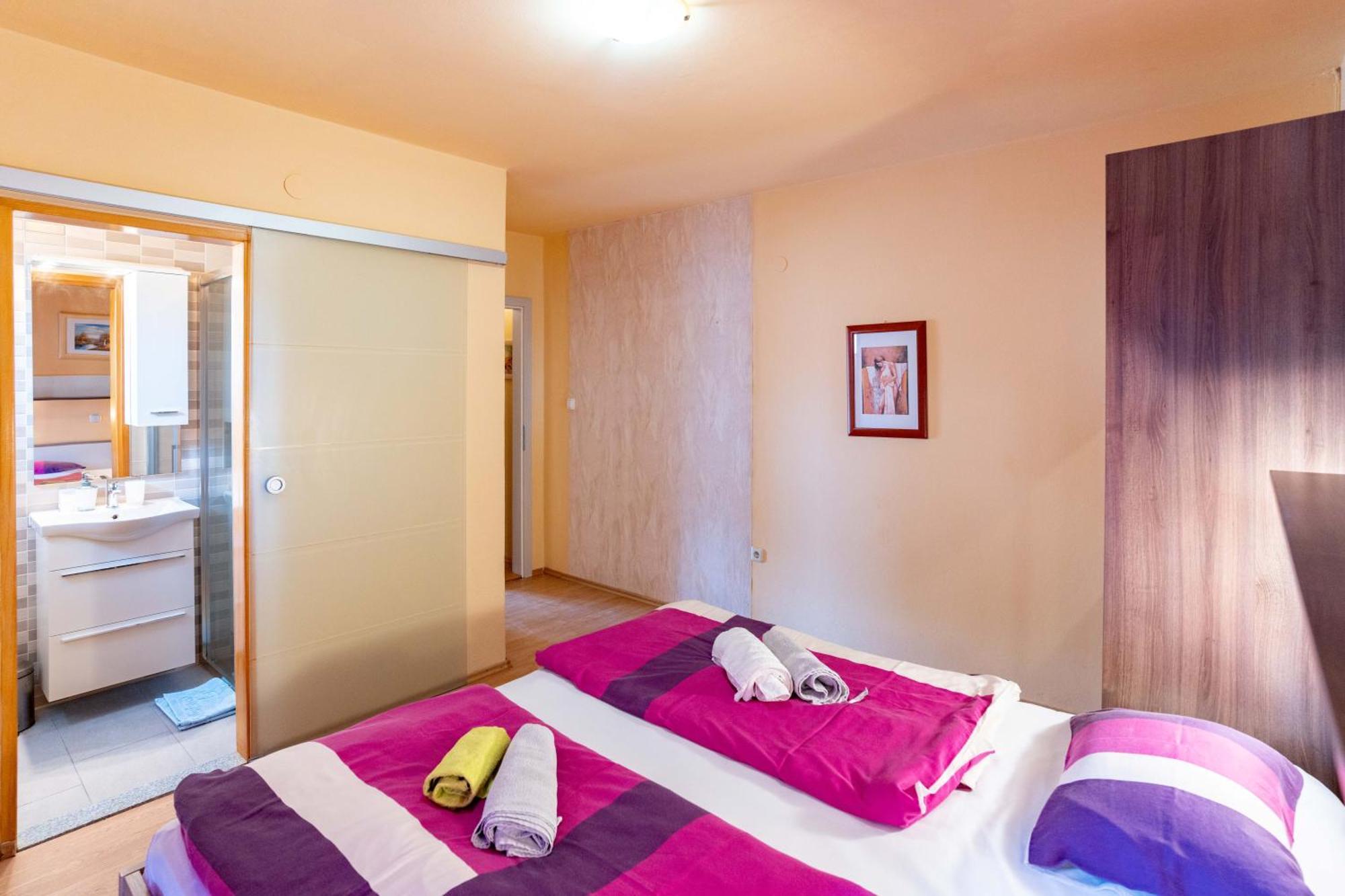 Guesthouse Mira Rab Town Chambre photo