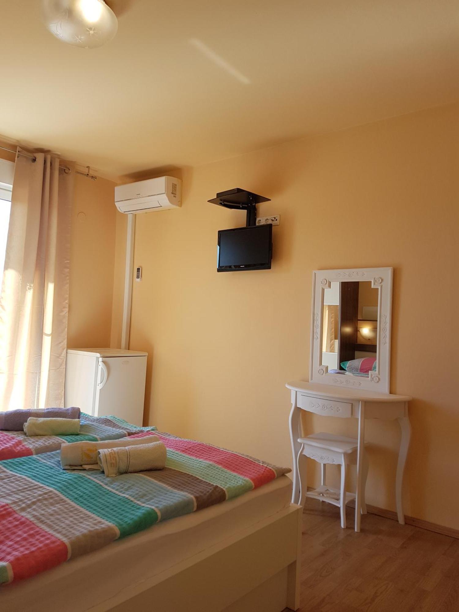 Guesthouse Mira Rab Town Chambre photo
