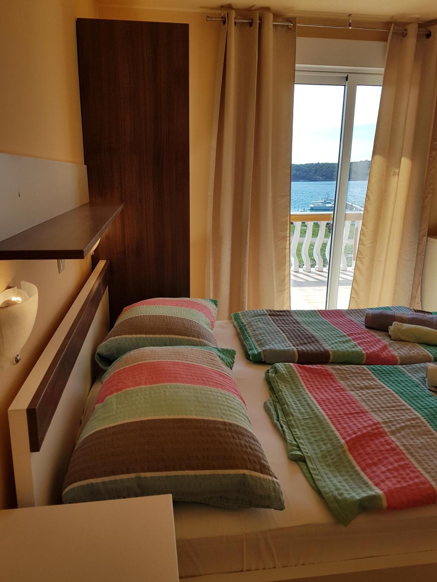 Guesthouse Mira Rab Town Extérieur photo