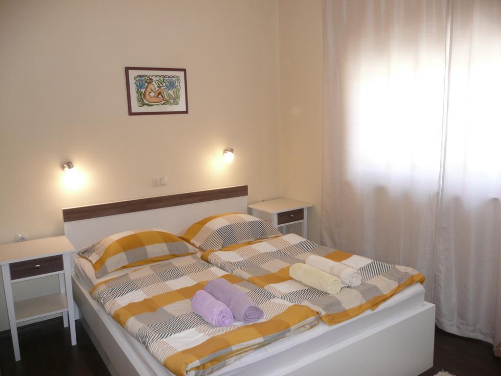 Guesthouse Mira Rab Town Extérieur photo