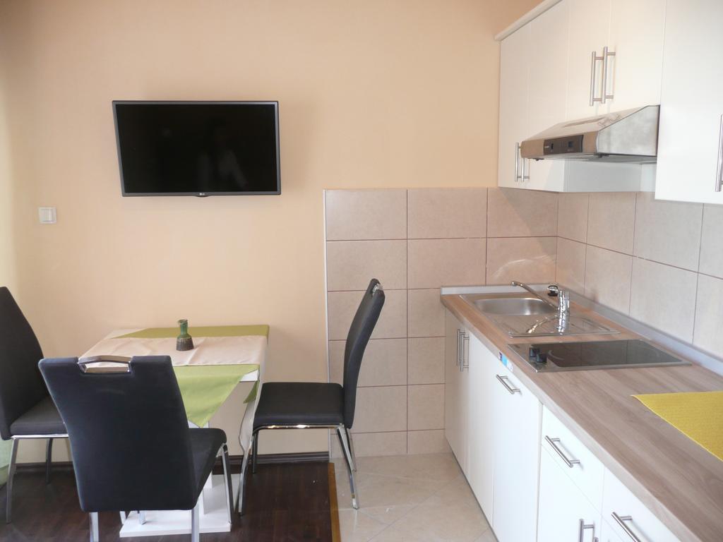 Guesthouse Mira Rab Town Extérieur photo