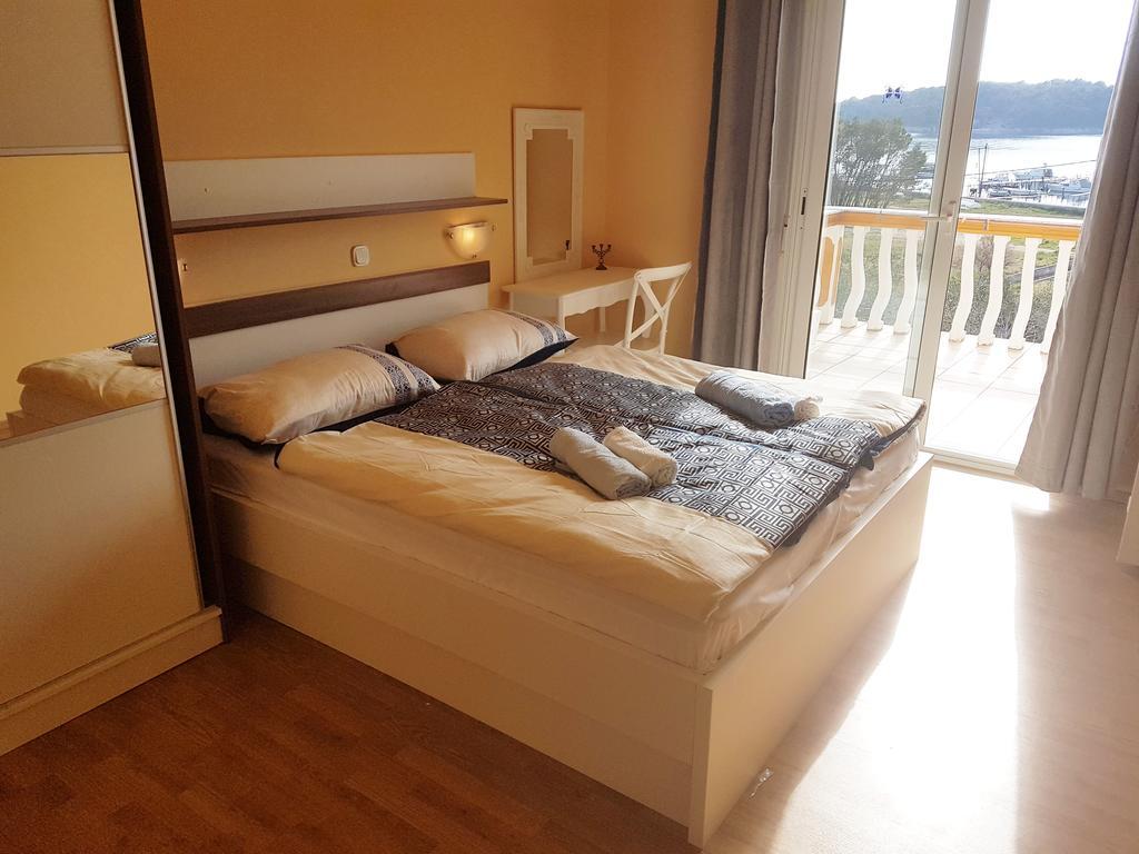 Guesthouse Mira Rab Town Extérieur photo