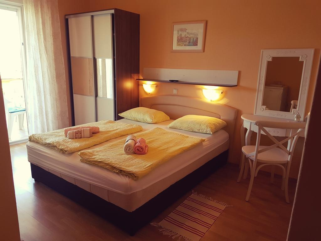 Guesthouse Mira Rab Town Extérieur photo
